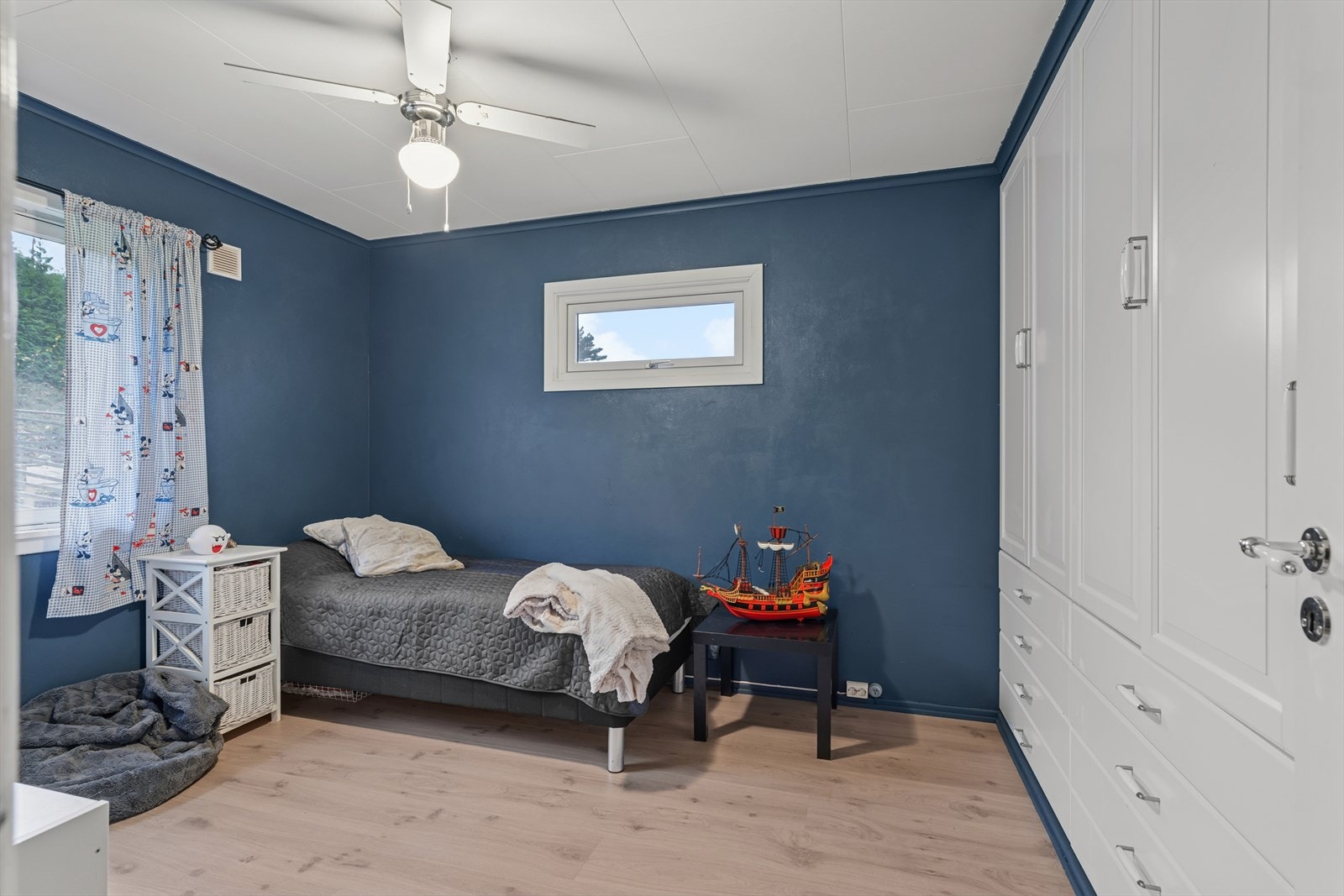 I hovedetasjen er det to romslige soverom. Soverom nr 1 har nyere gulv og innebygde garderobeskap. Galleribilde