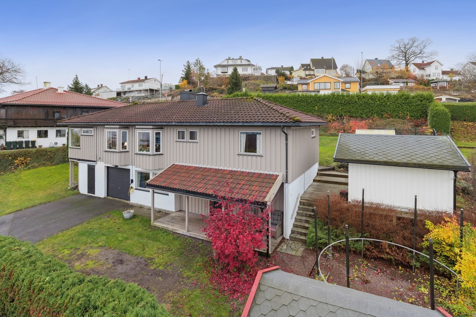 Boligen har en fordelaktig beliggenhet på tomta med stor hage mot vest, og fine utearealer mot øst som kan benyttes til parkering, trampoline m.m. Galleribilde