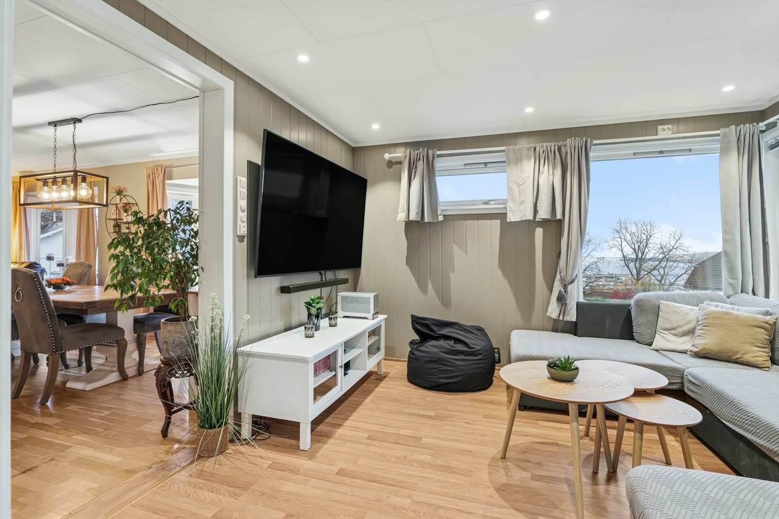 Koselig tv-stue med mange muligheter for bruk. Dette rommet kan enkelt gjøres om til et soverom ved behov. Galleribilde