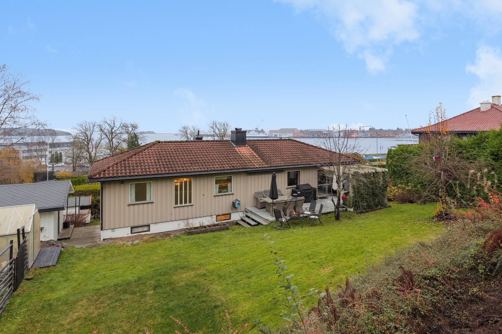 Eiendommen er på litt over 1 mål og byr på usjenert hage og fin sjøutsikt. Galleribilde