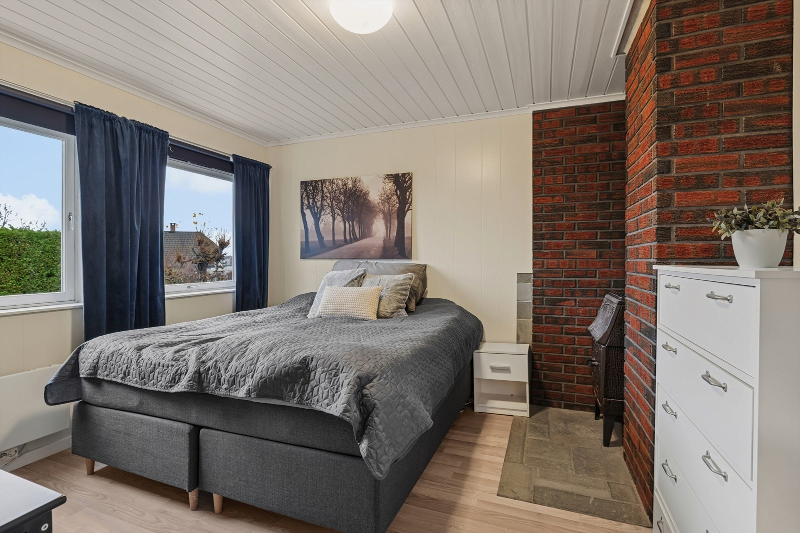 Kjellerstua har store vindusflater og vedovn. Galleribilde