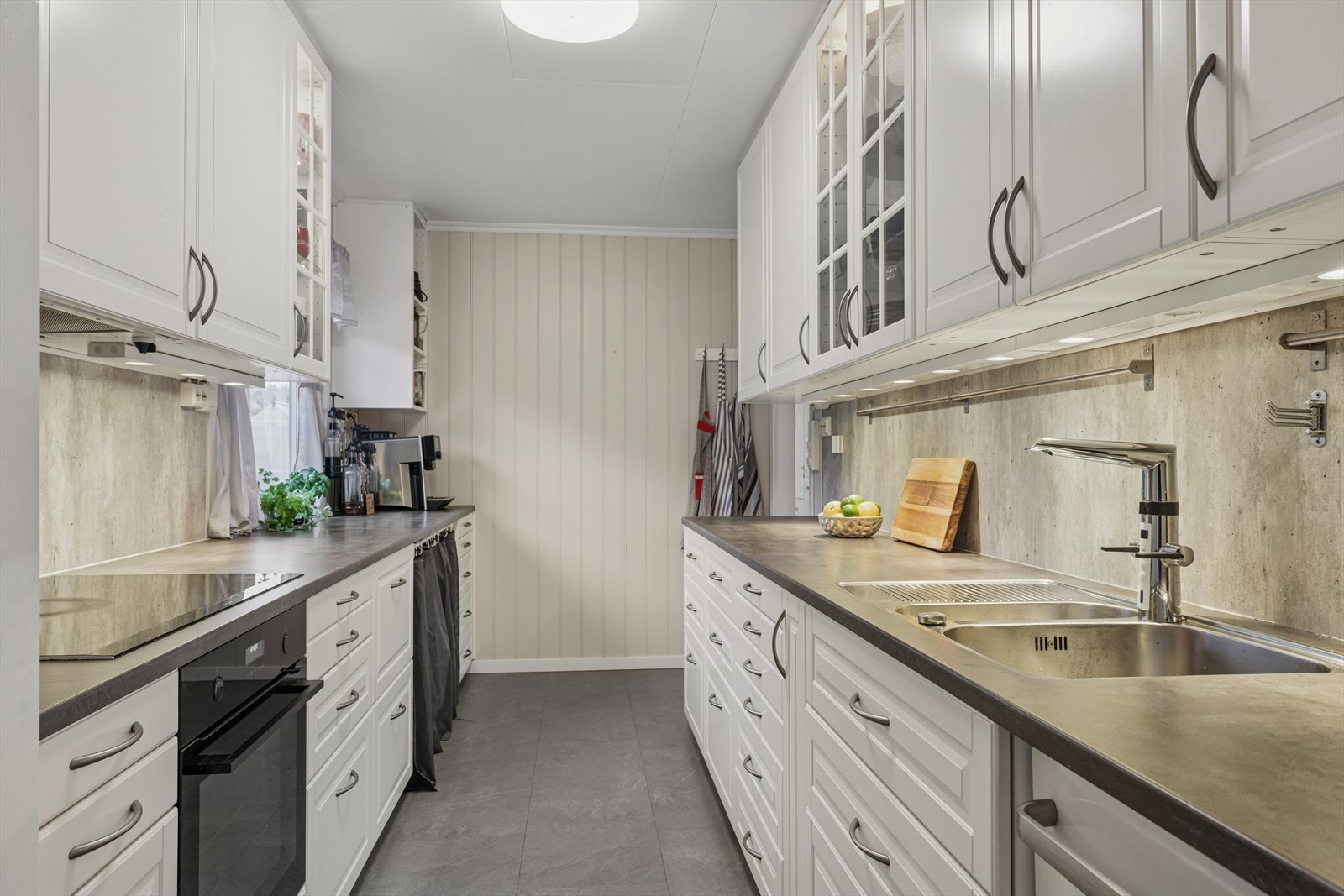 Her er det integrert stekeovn/koketopp og opplegg til oppvaskmaskin. Galleribilde