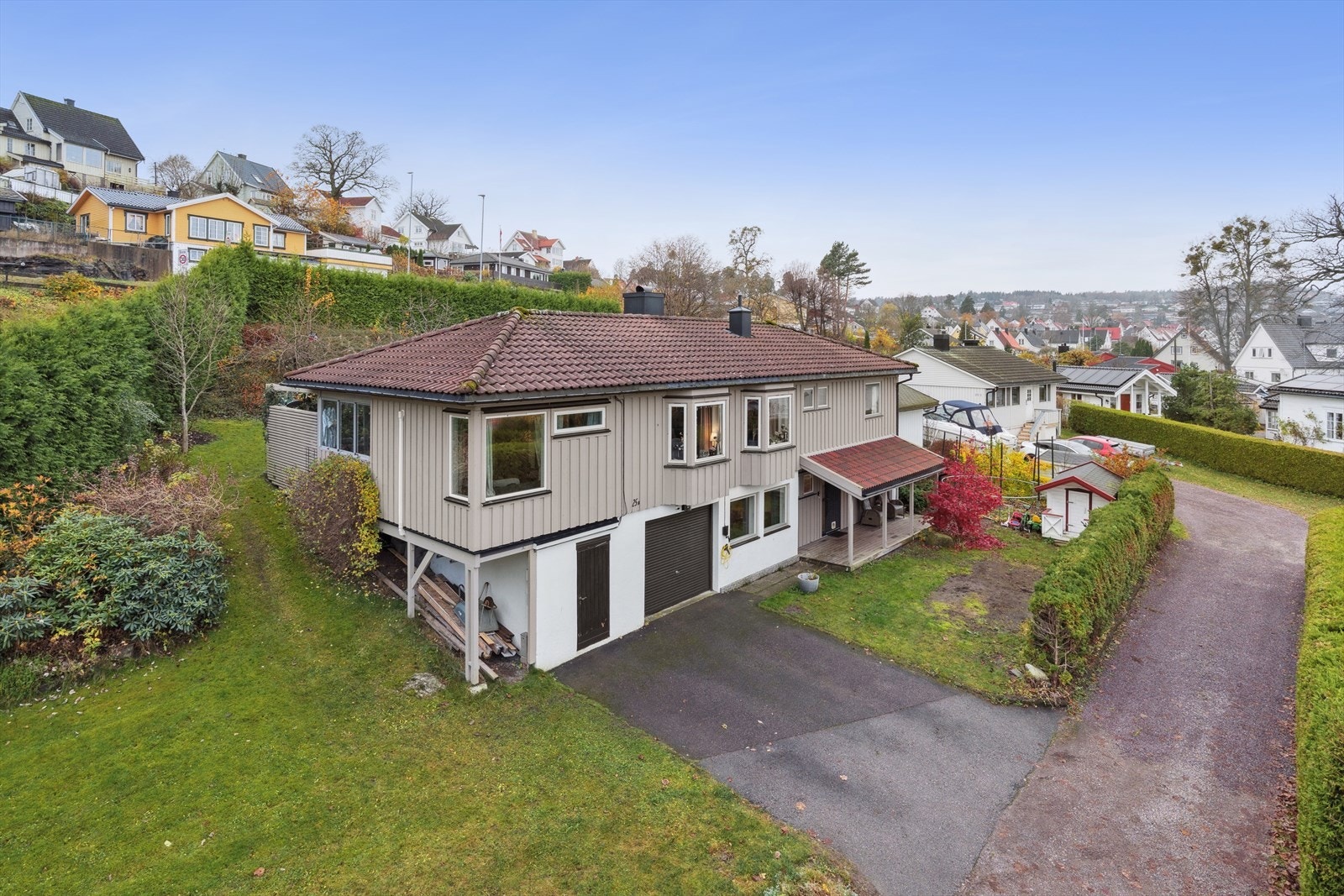 Funksjonelt og koselig hus med barnevennlig beliggenhet i rolig blindgate på Apenes. Galleribilde