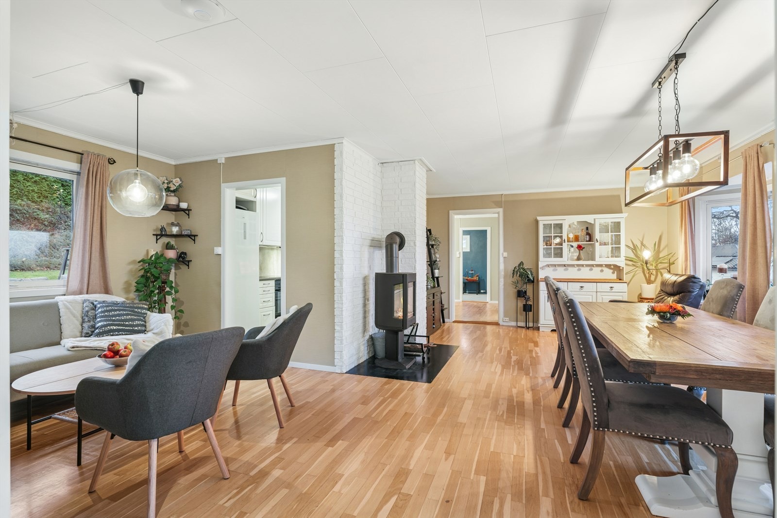 Her er det enkelt å møbler med sort spisebord og flere sittegrupper. Galleribilde