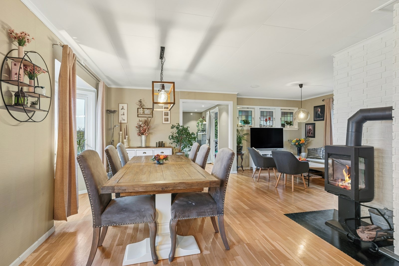 Stor og innbydende stue med flere soner. Galleribilde