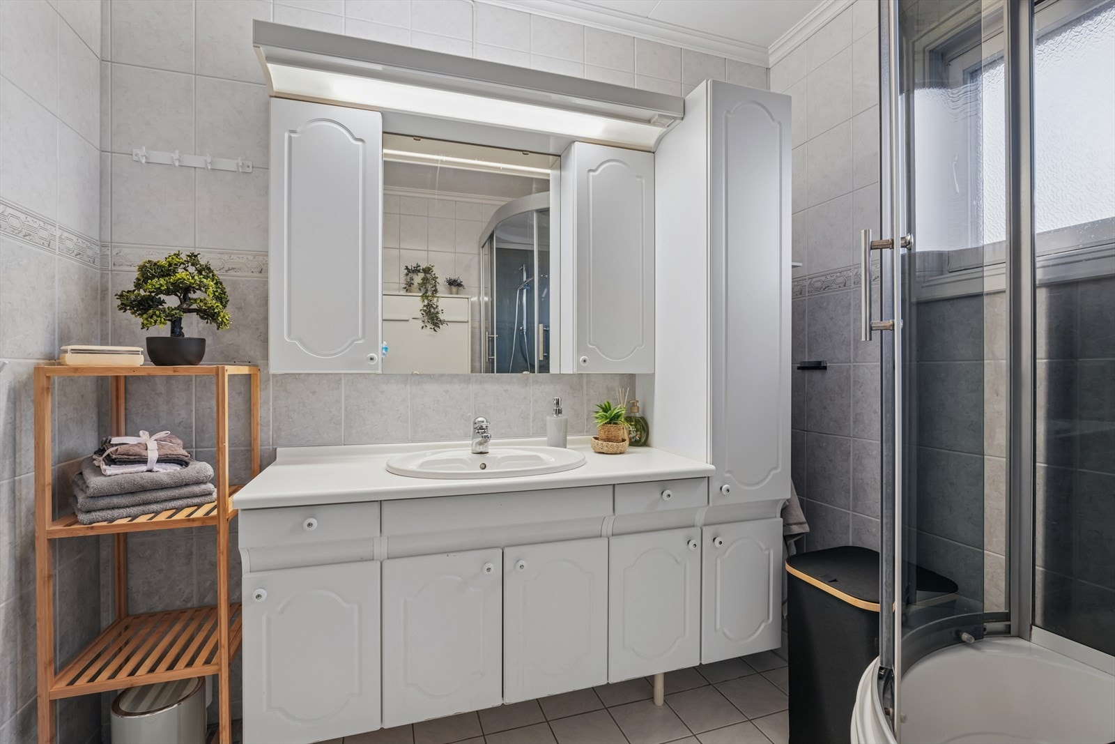 Badet er helfliset og det er varmekabler i gulvet. Galleribilde