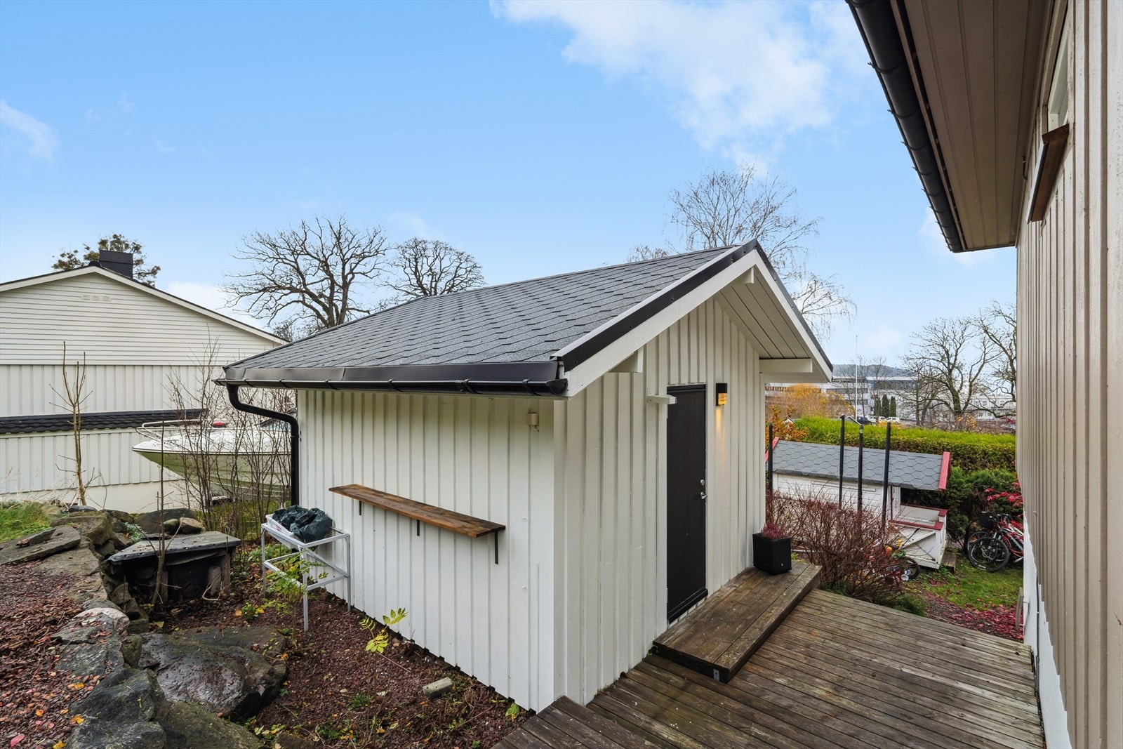 Mot nord er det bygget en isolert utebod. Galleribilde