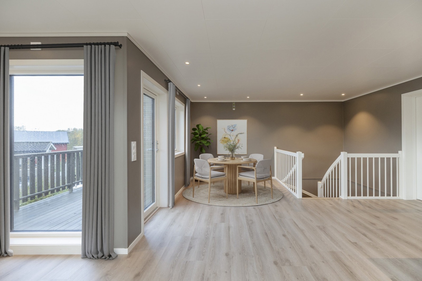 Stuen byr på en naturlig plassering av spisegruppe. Utgang til altan fra stue. Galleribilde