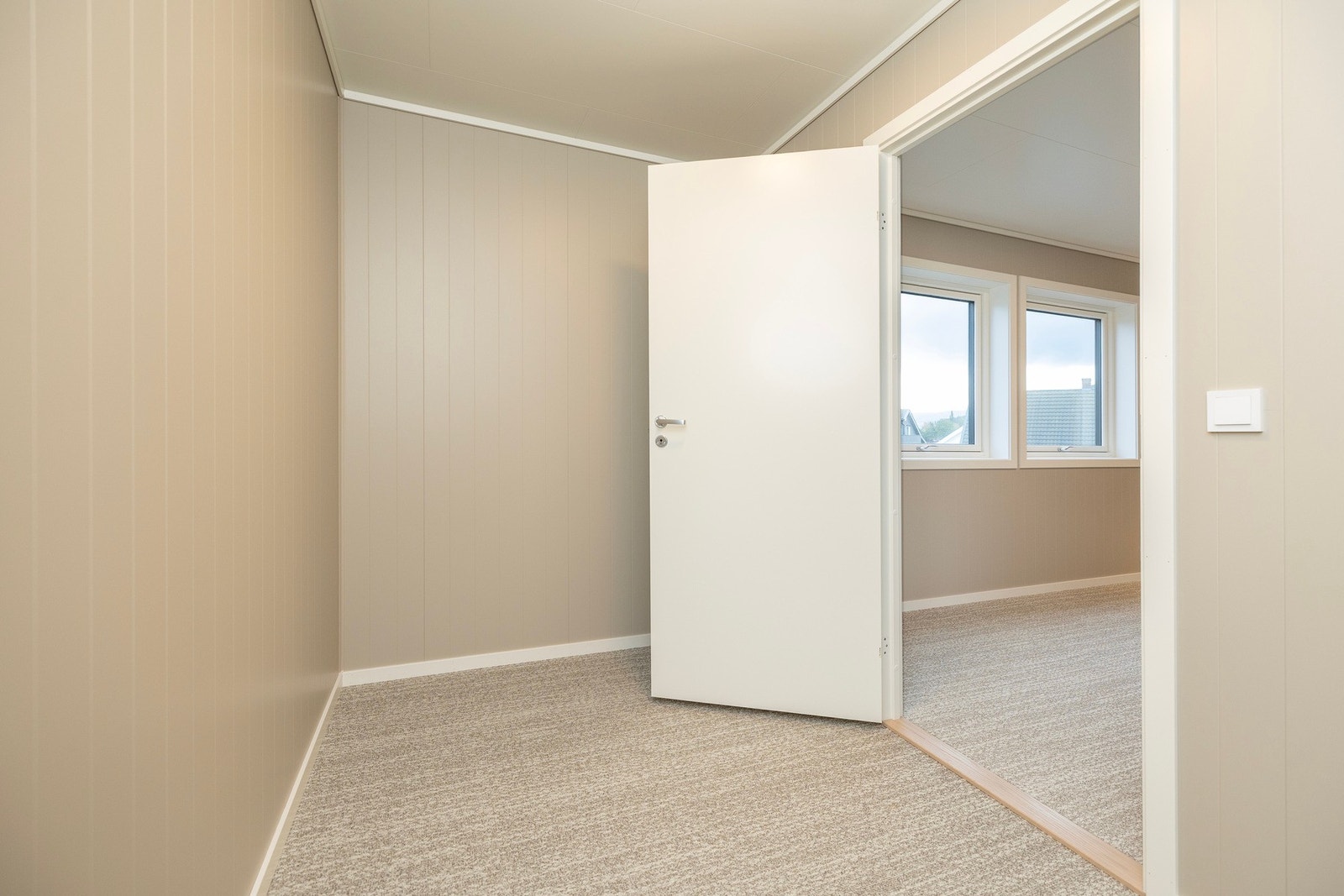 Walk-in closet på 5 kvm i ene enden av soverommet i 2. etasje. Galleribilde