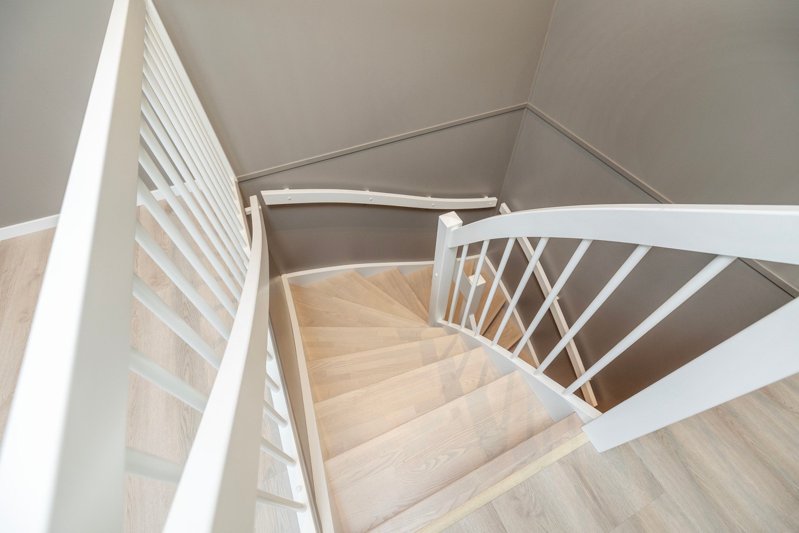 Trapp ned til 1. etasje. Galleribilde