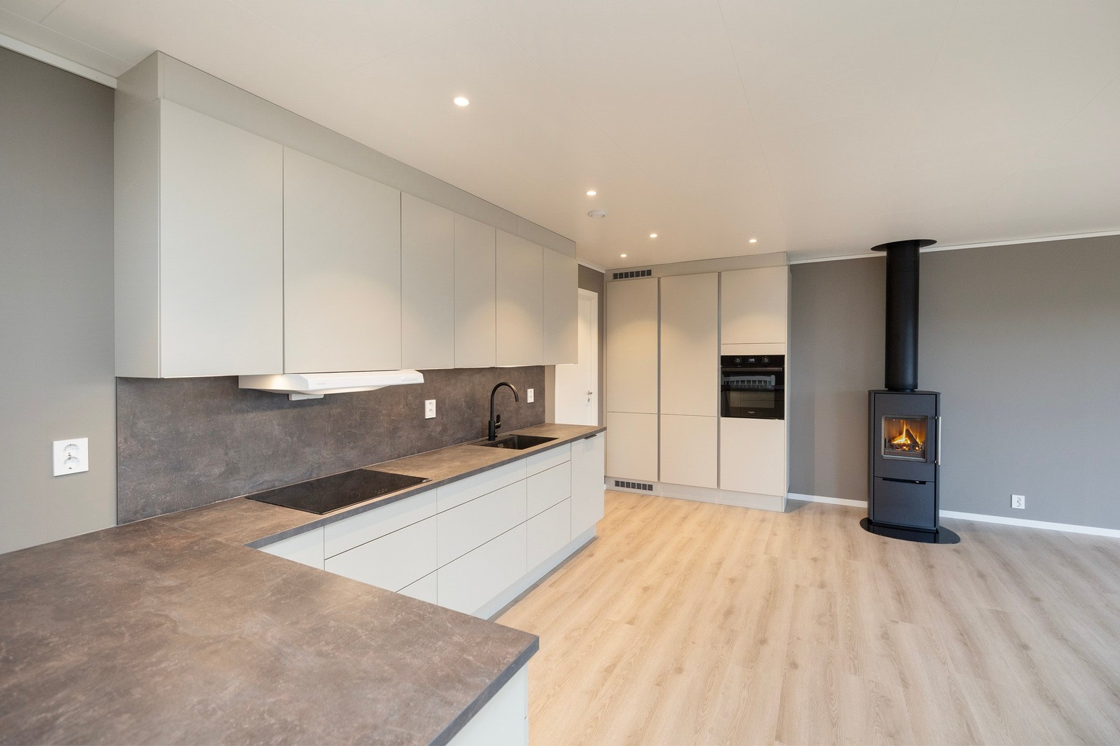 Boligen har et stort kjøkken med rikelig skap og benkeplass. Galleribilde