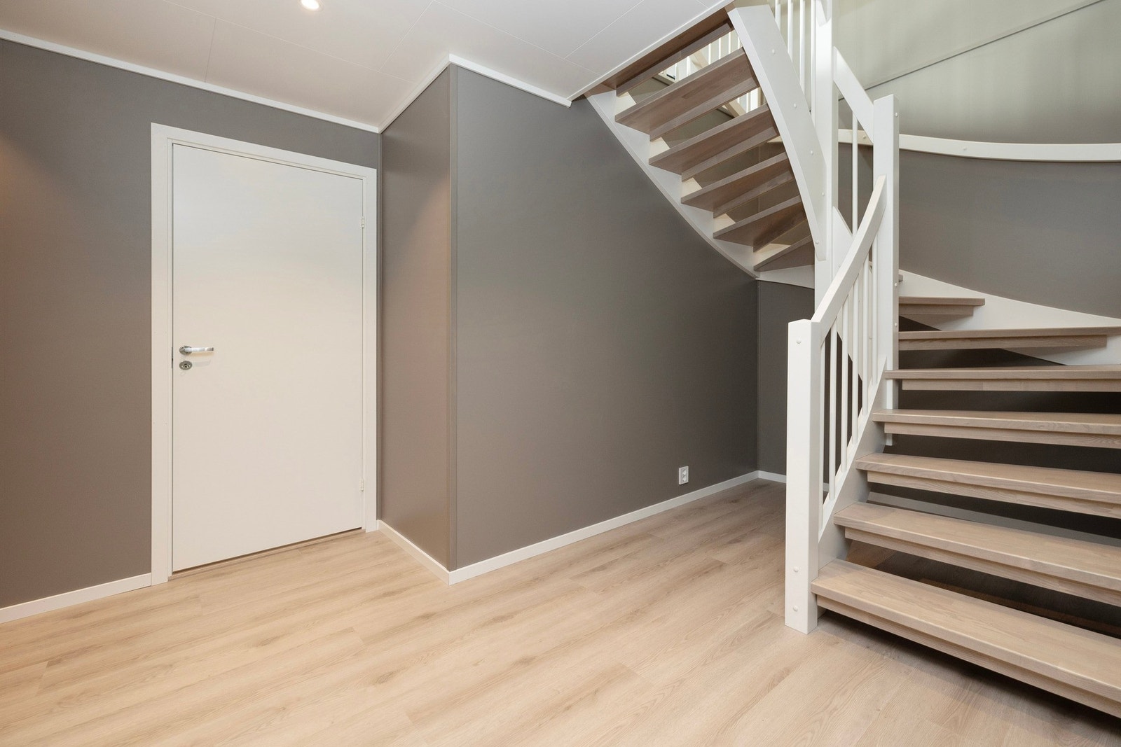 Nede i 2. etasje finner man 3 soverom, bad, vaskerom, gang, entre og sportsbod. Galleribilde