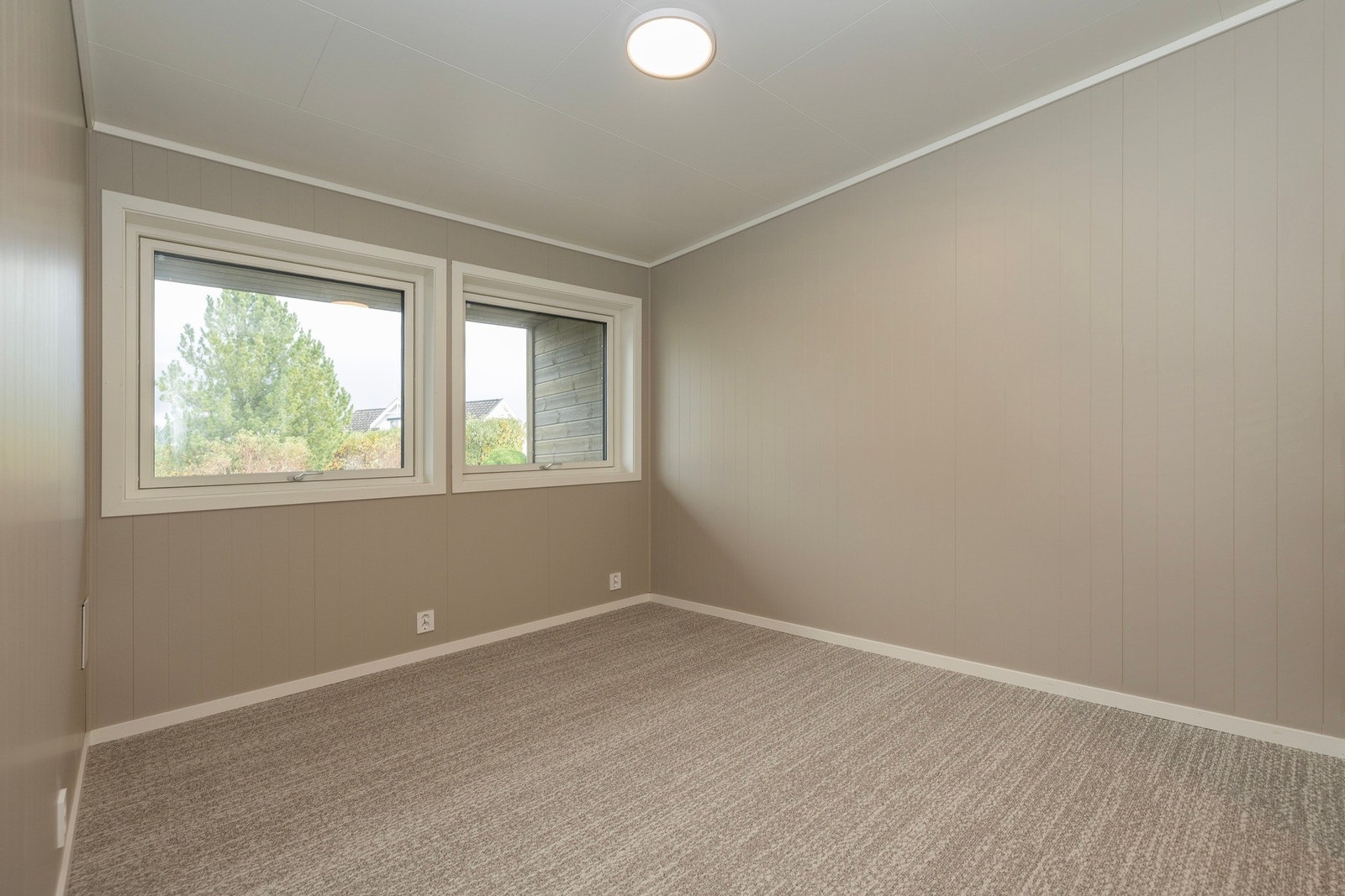 Soverom på 9,5 kvm. Store vindusflater og mye lysinnslipp. Galleribilde