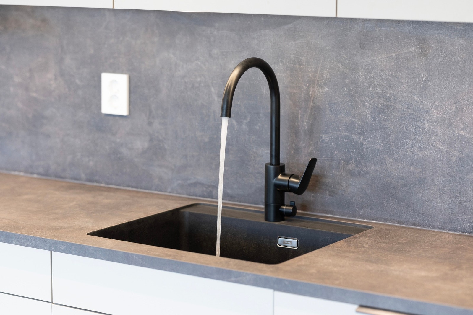 Praktiske løsninger som blant annet underlimt vask. Galleribilde