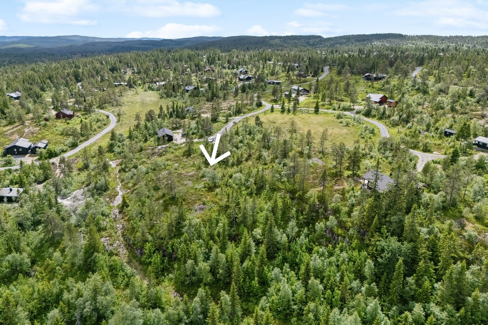 Oversiktsbilde mot syd. Pilen viser ca plassering av tomten Galleribilde