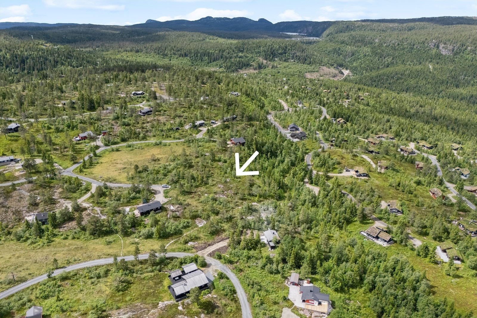 Oversiktsbilde mot vest. Pilen viser ca plassering av tomten Galleribilde