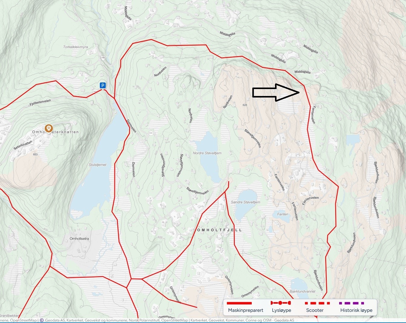 Pilen viser tomtens ca plassering. De røde linjene er skiløypene. Kartet er hentet fra Sporet.no Galleribilde