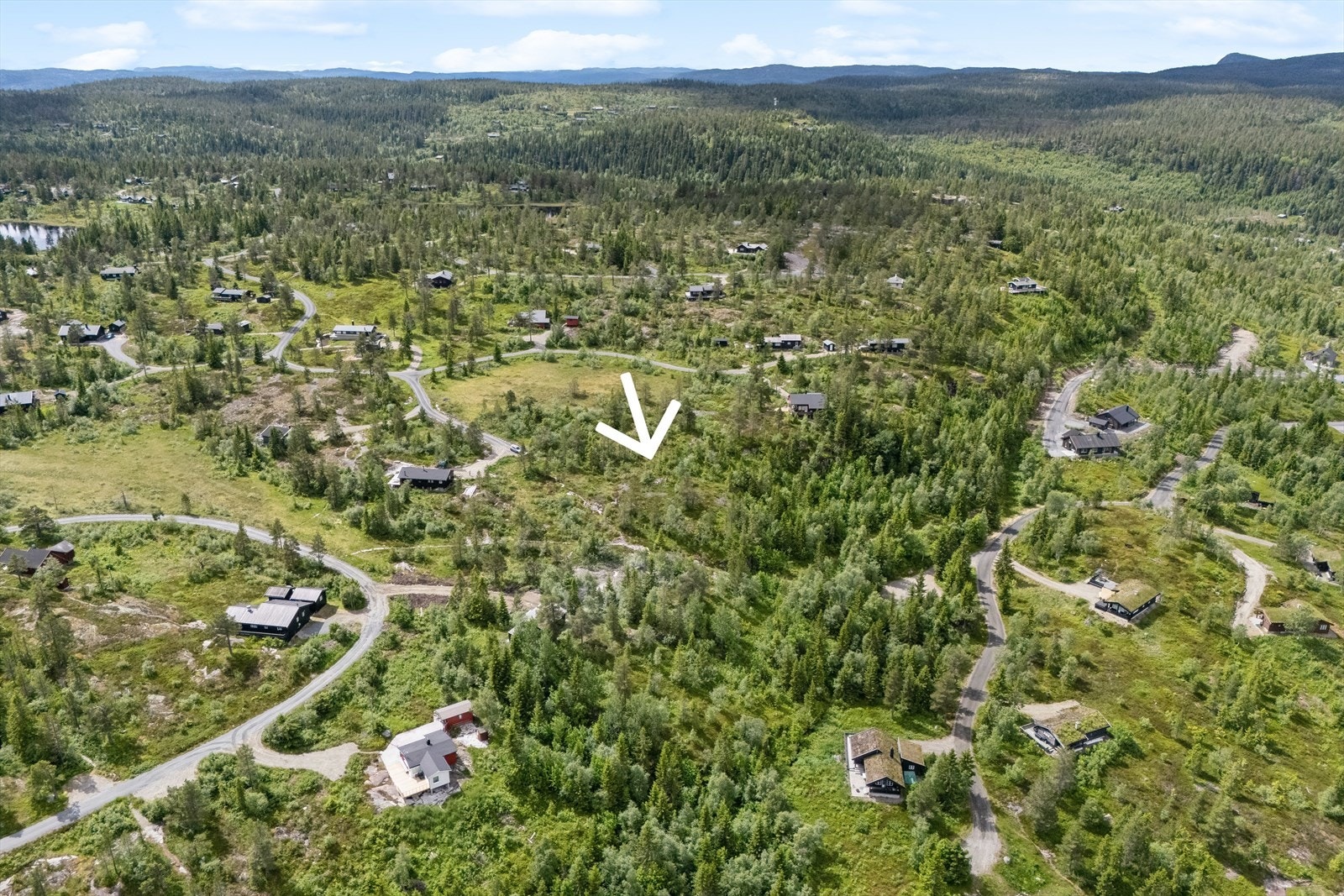 Oversiktsbilde mot sydvest. Pilen viser ca plassering av tomten Galleribilde