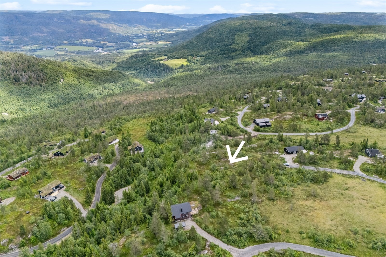 Oversiktsbilde mot øst. Pilen viser ca plassering av tomten Galleribilde