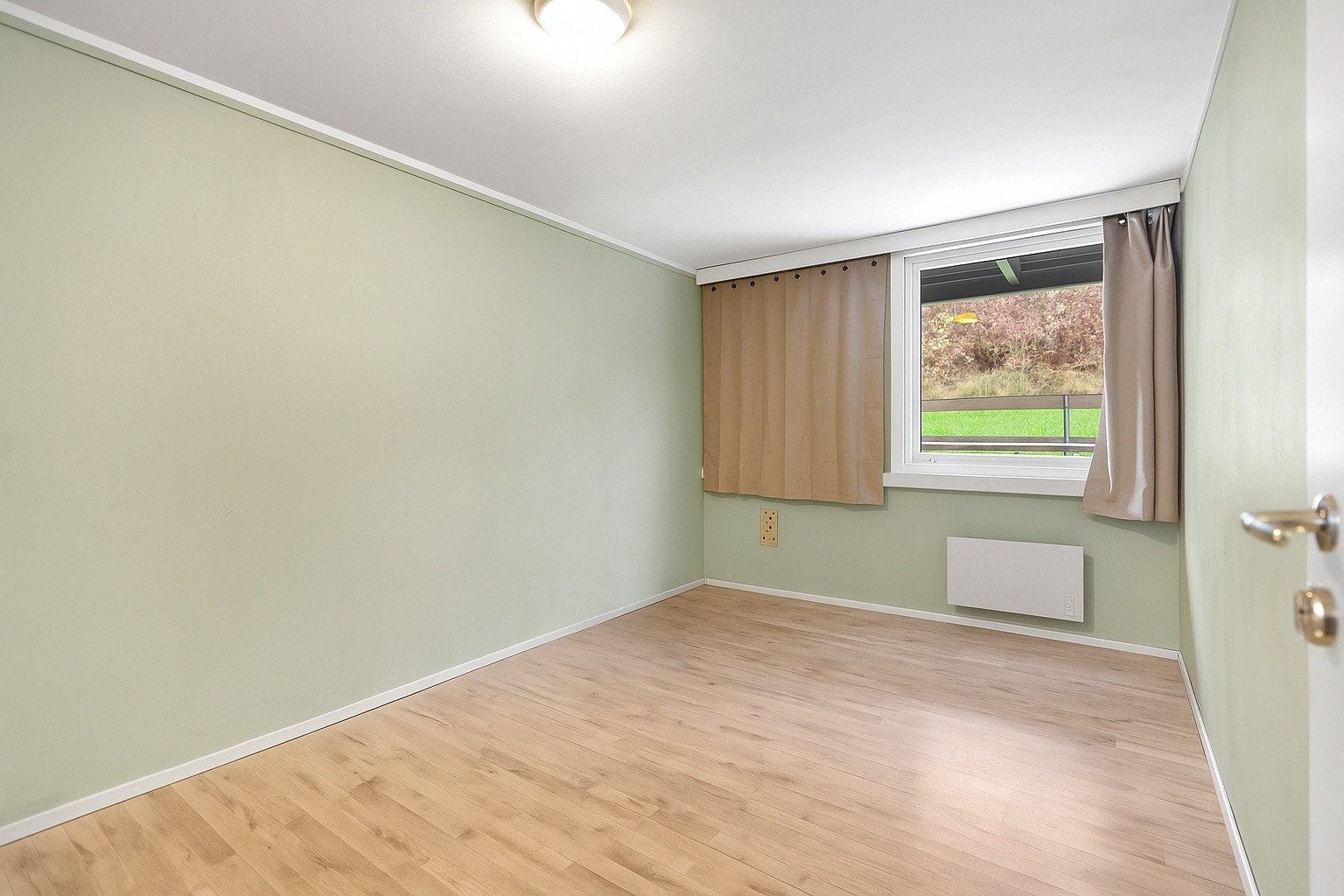 Soverom med god plass til seng og annet ønskelig møblement. Galleribilde