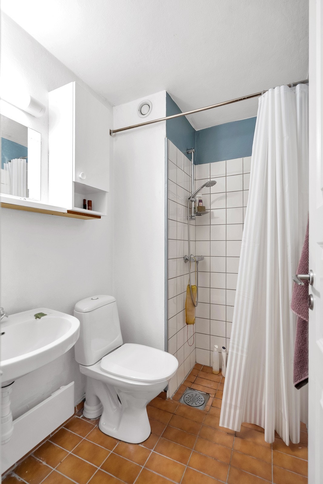 Bad med toalett, servant og dusjhjørne. Galleribilde