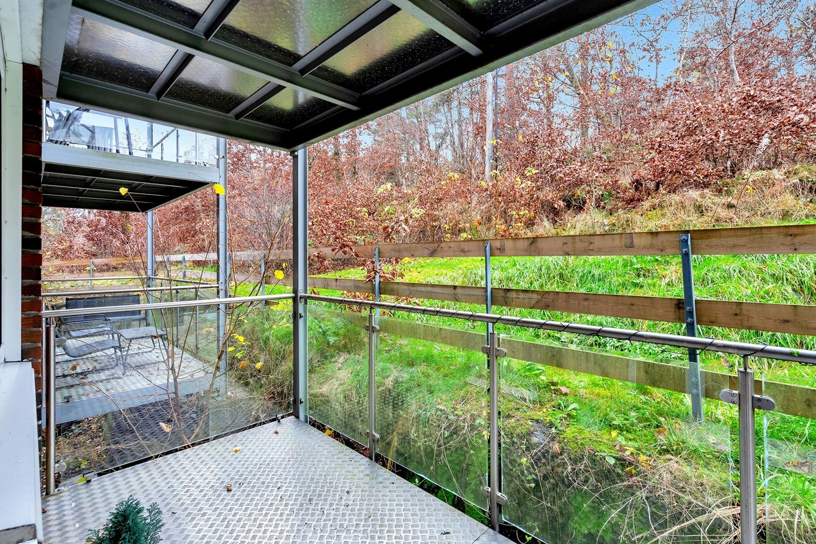 Uteplass på baksiden av bygget. Galleribilde