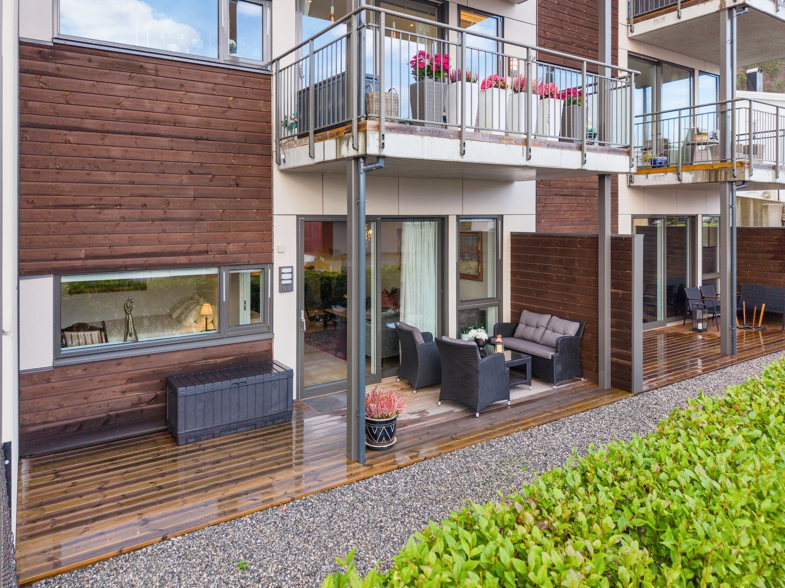 En av leilighetene i bygget med større uteplass. Galleribilde