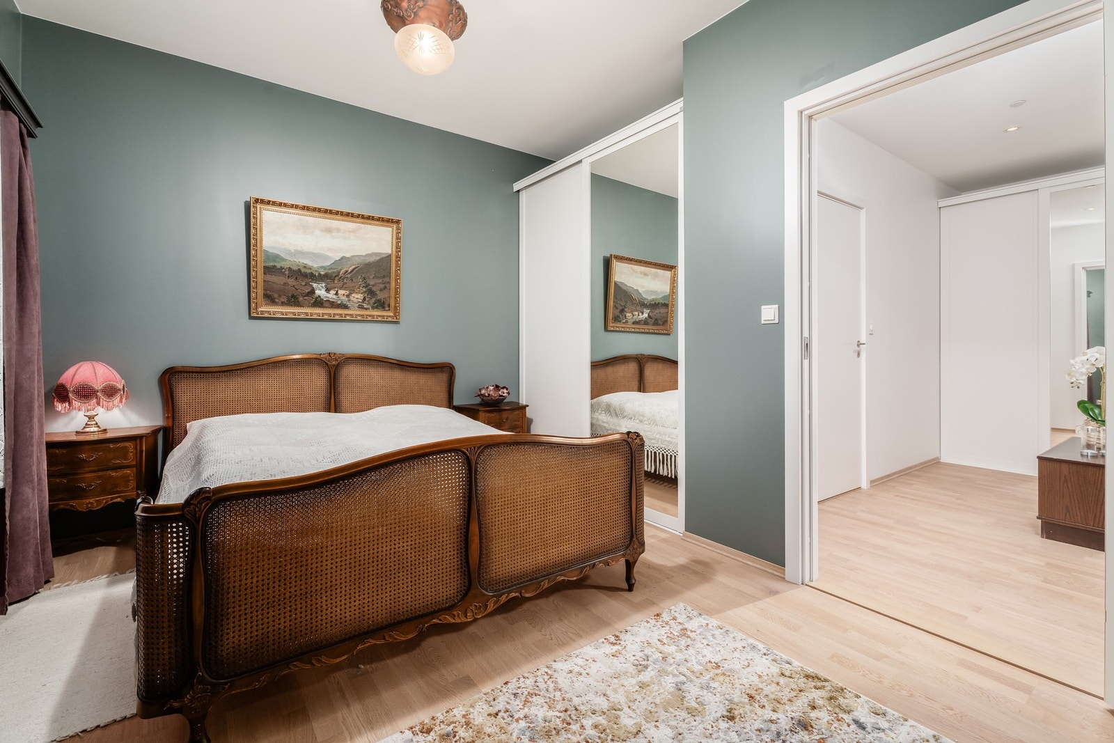 Soverom 1 er utstyrt med skyvedørsgarderobe. Galleribilde