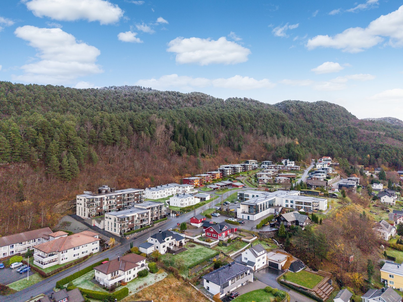 Sentral beliggenhet nær dagligvarebutikk, apotek, frisør, turstier og mye mer. Galleribilde