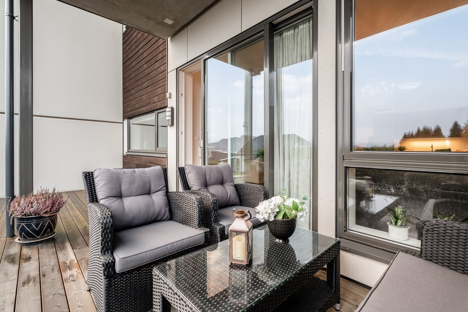 Her er det god plass til ønsket utemøblement. Galleribilde