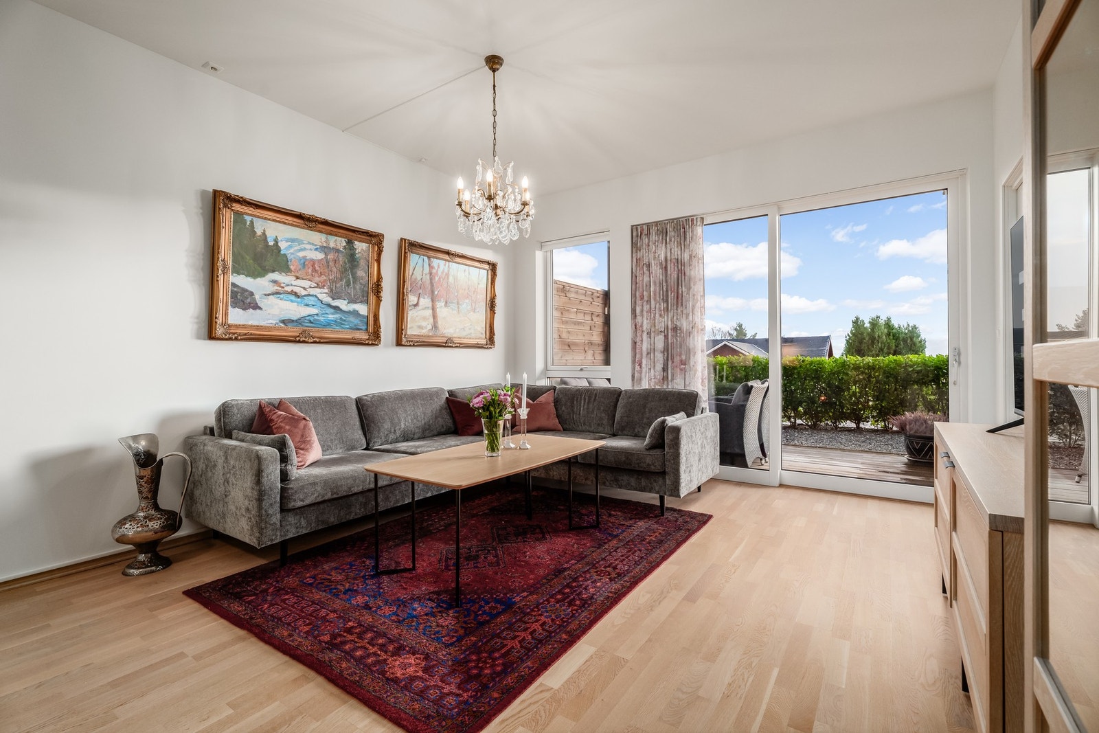 Utgang til uteplass fra stuen. Galleribilde