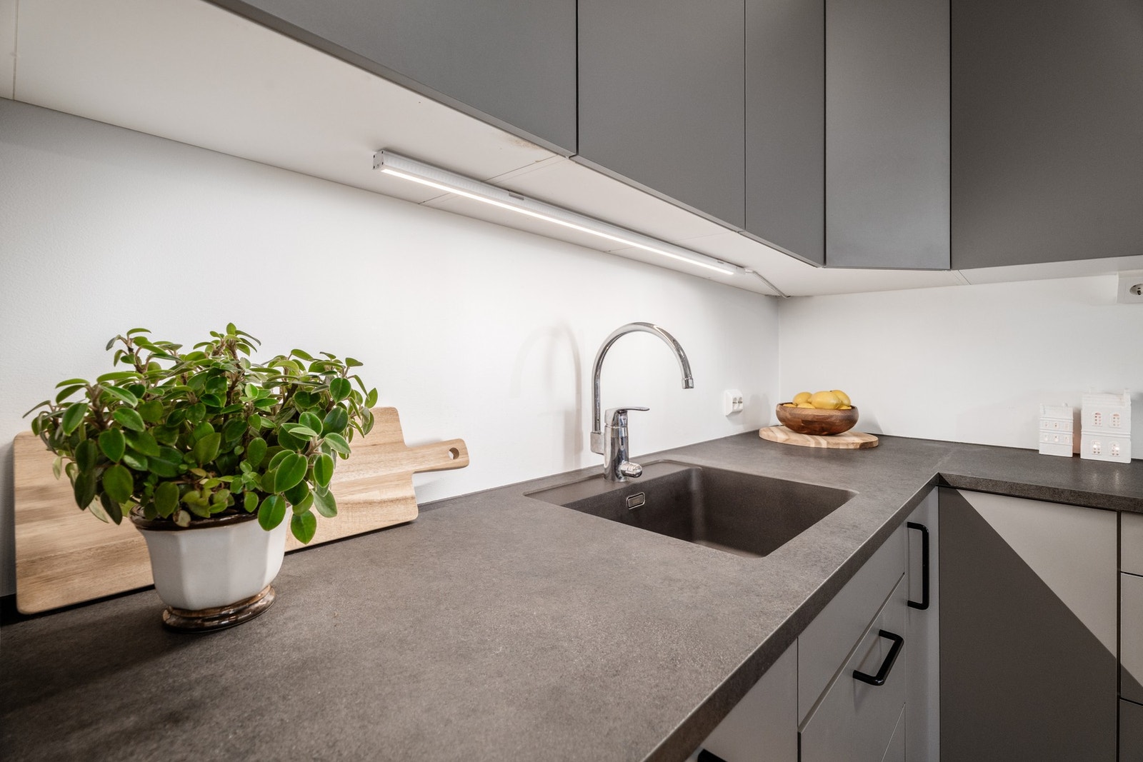 Lys under overskap og nedfelt oppvaskkum er også noen av kjøkkenets kvaliteter. Galleribilde