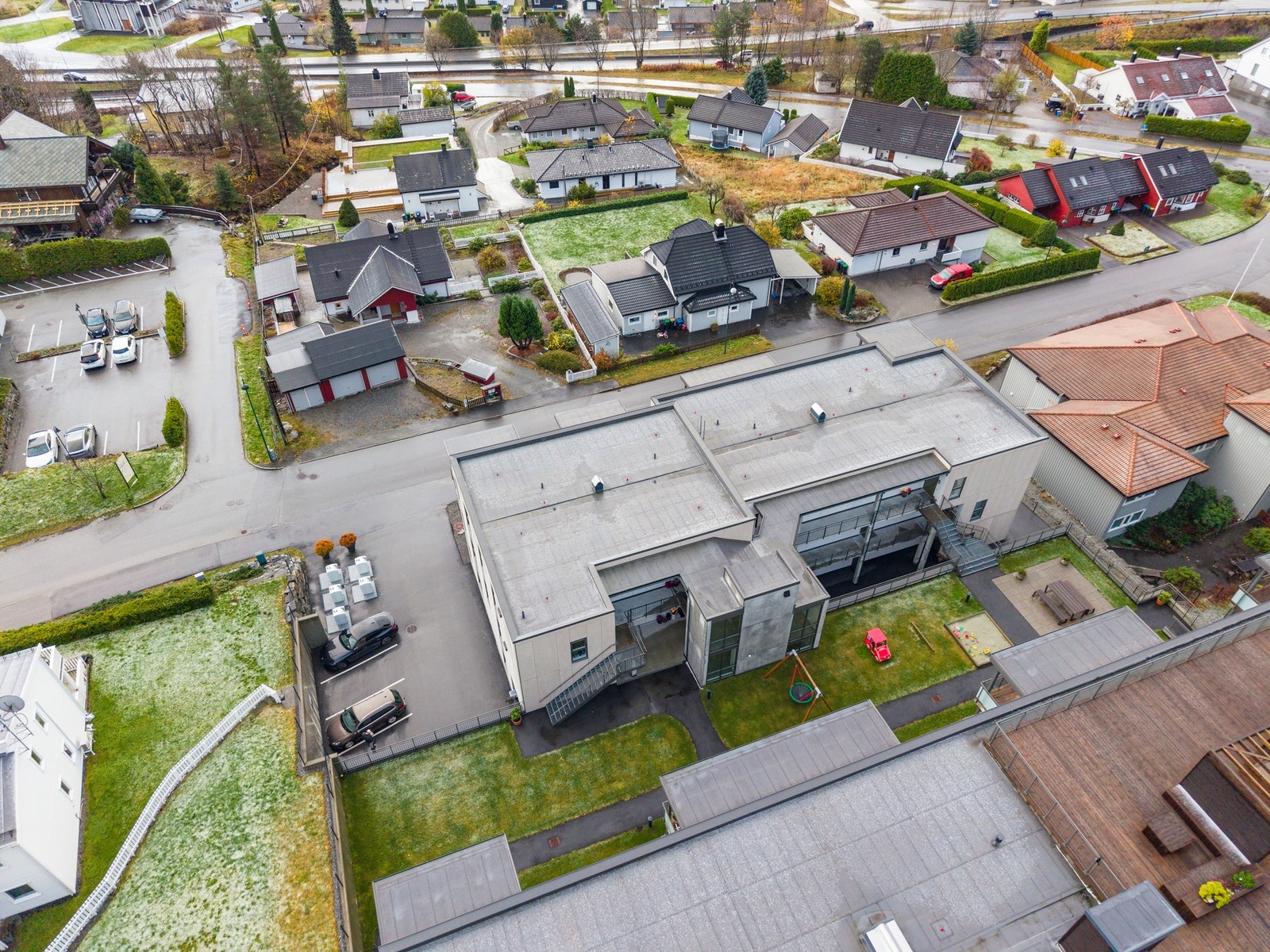 Sameiet har felles lekeplass, renovasjonsanlegg og en stor takterrasse med panoramautsikt. Galleribilde