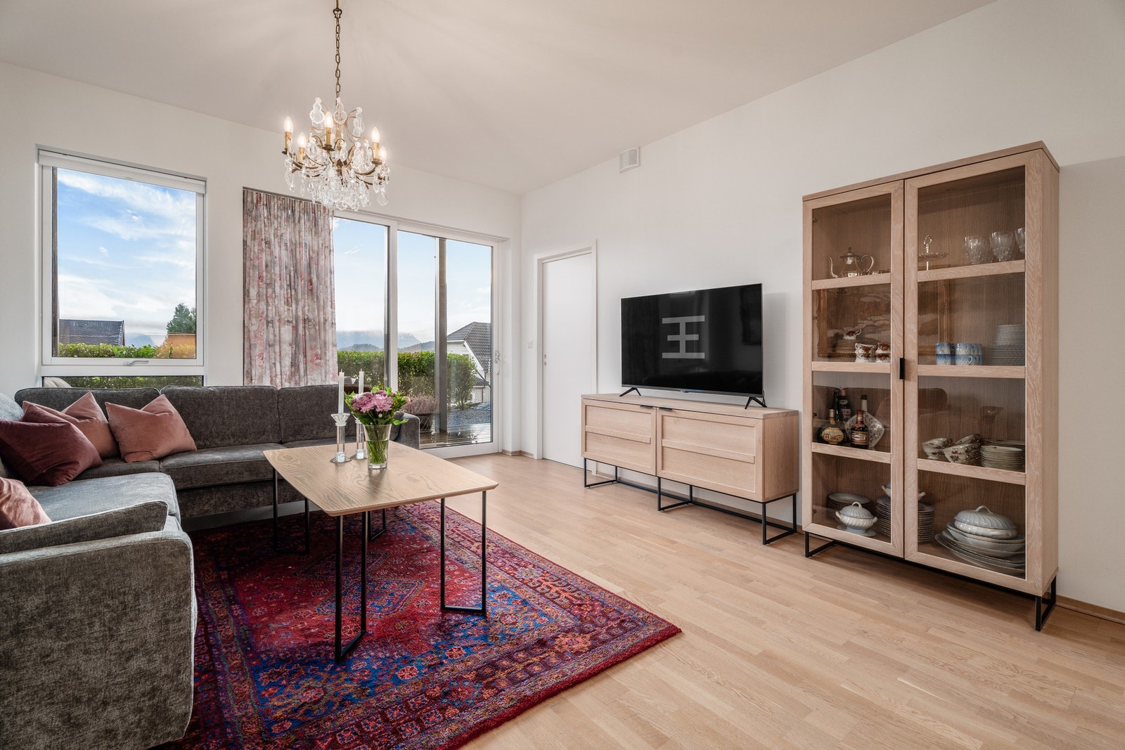 Romslig stue med naturlige møbleringssoner. Galleribilde