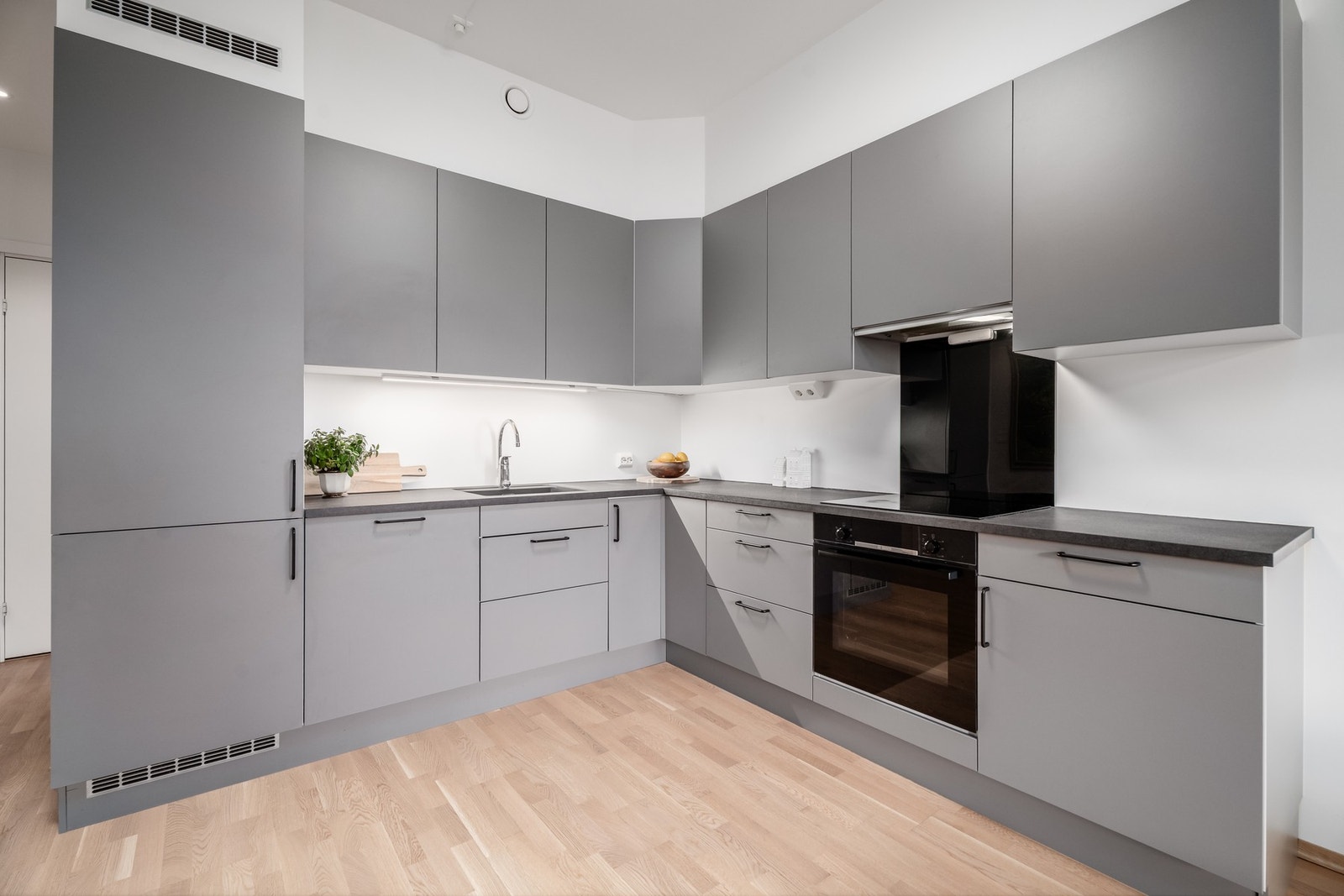 Integrerte hvitevarer som kjøl-/fryseskap, oppvaskmaskin, stekeovn og platetopp. Galleribilde