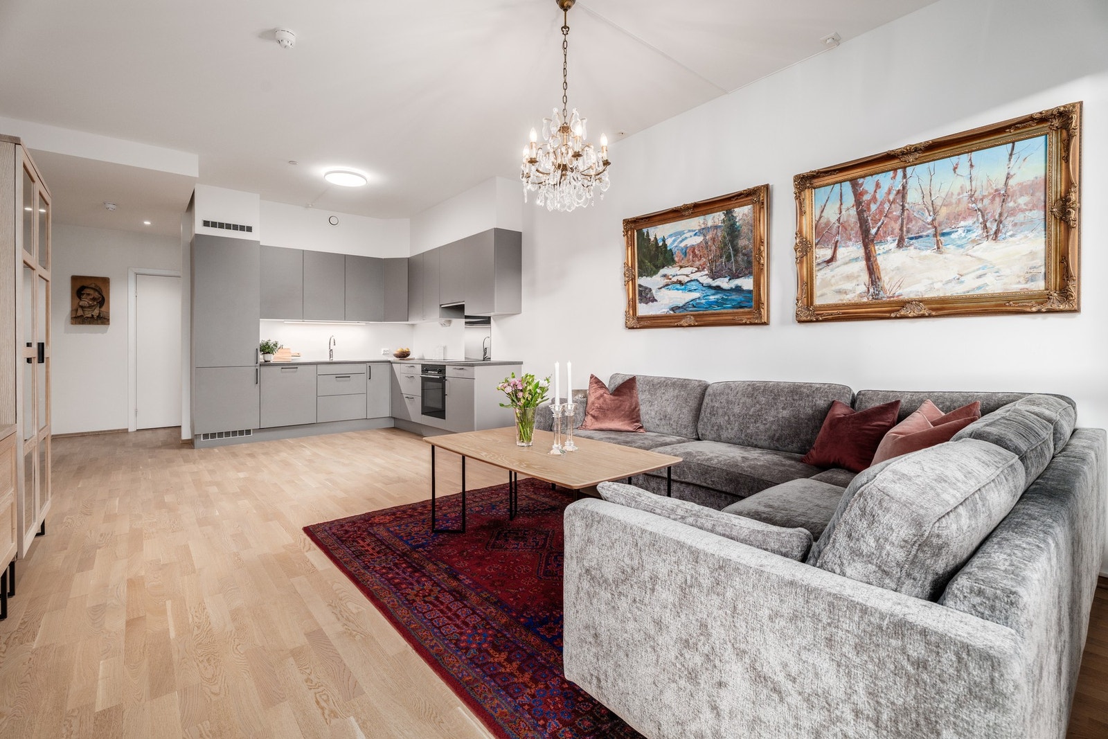 Åpen stue-/kjøkkenløsning skaper en sosial og trivelig sone. Galleribilde