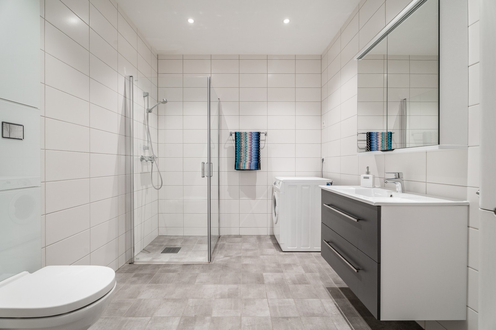 Flislagt bad med opplegg for vaskemaskin. Galleribilde