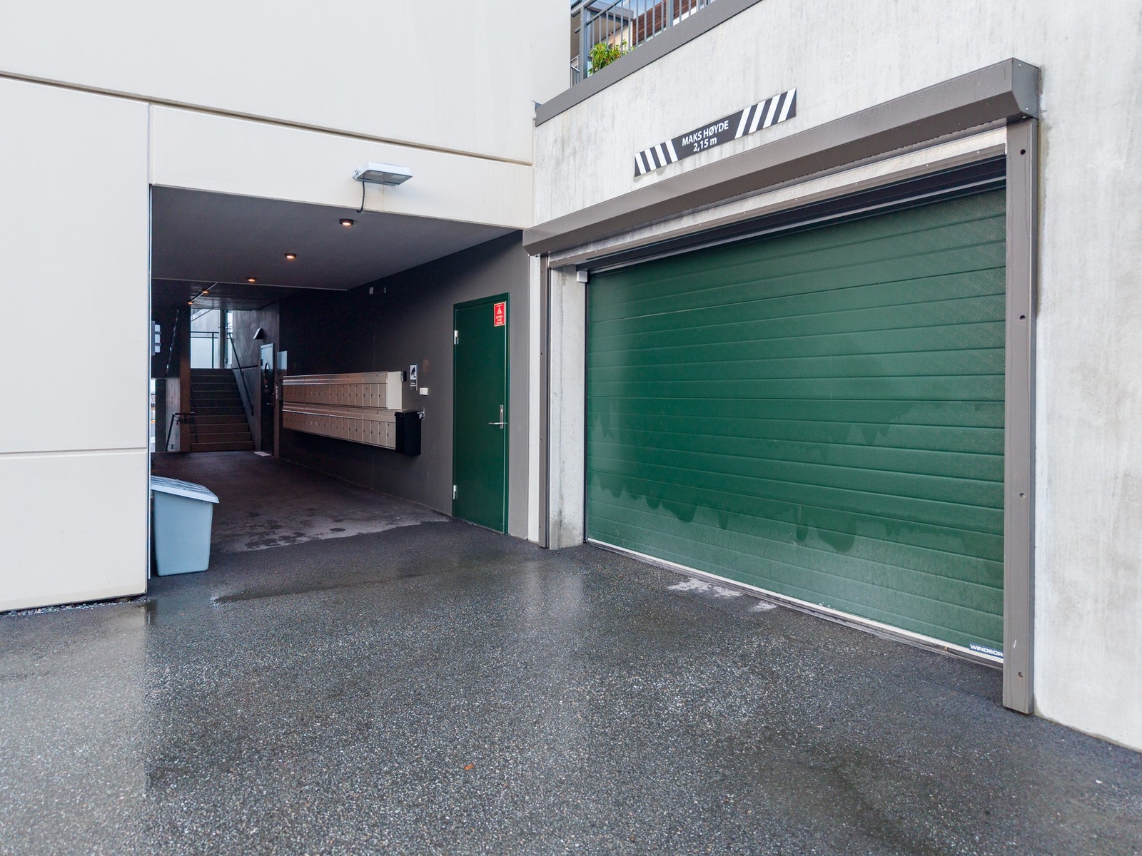 I tillegg til gjesteparkering like ved leiligheten har boligen egen parkeringsplass i parkeringsanlegg. Galleribilde