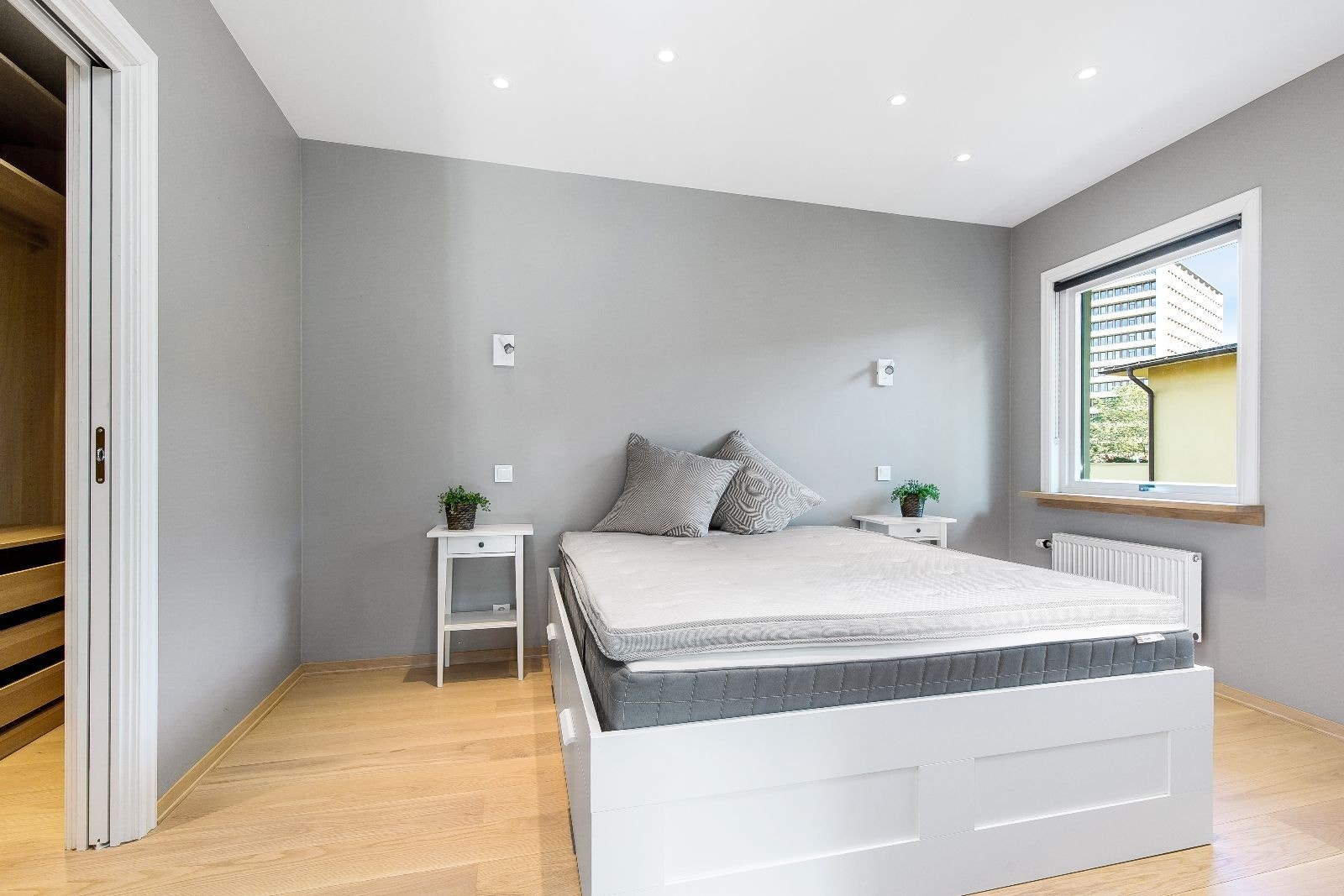 Stort soverom med walk-in-closet. Galleribilde