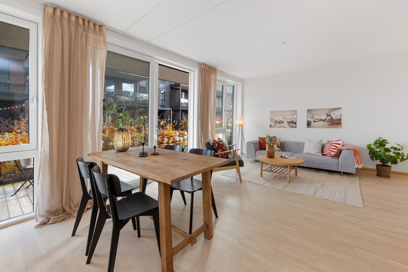 Lys og pen eikeparkett på gulv Galleribilde