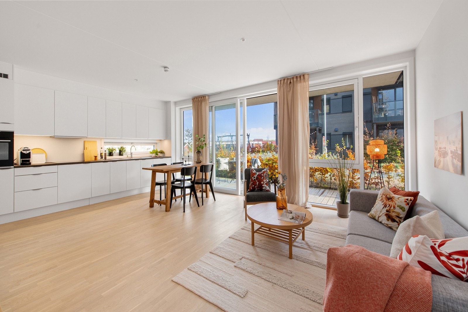 Store vinduesflater og skyvedør ut til terrasse Galleribilde