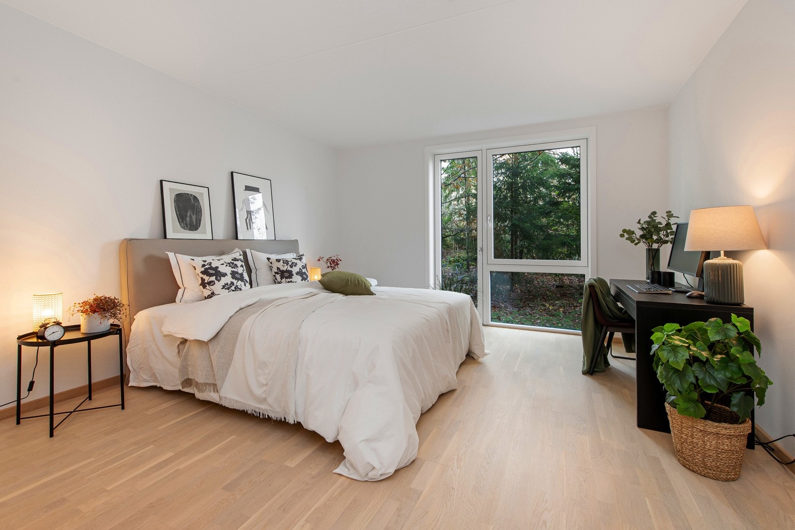 Stort og godt hovedsoverom med et grønt og usjenert utsyn Galleribilde