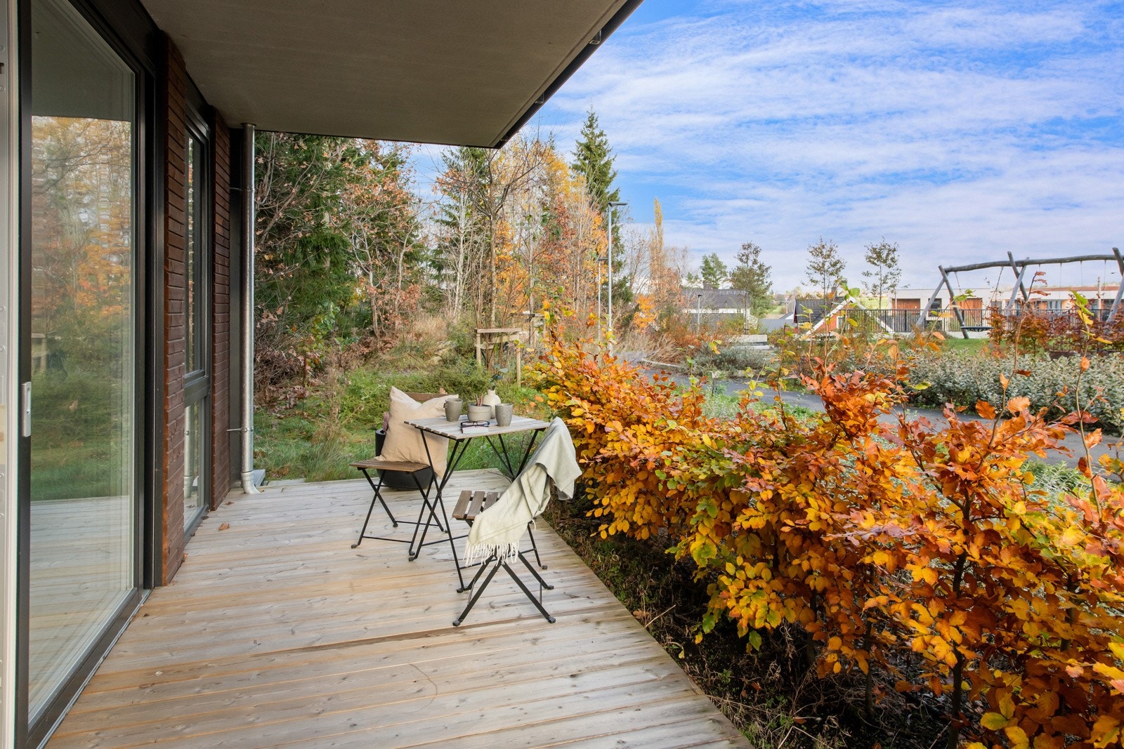 Romslig terrasse hvor det er god plass til utemøblement Galleribilde