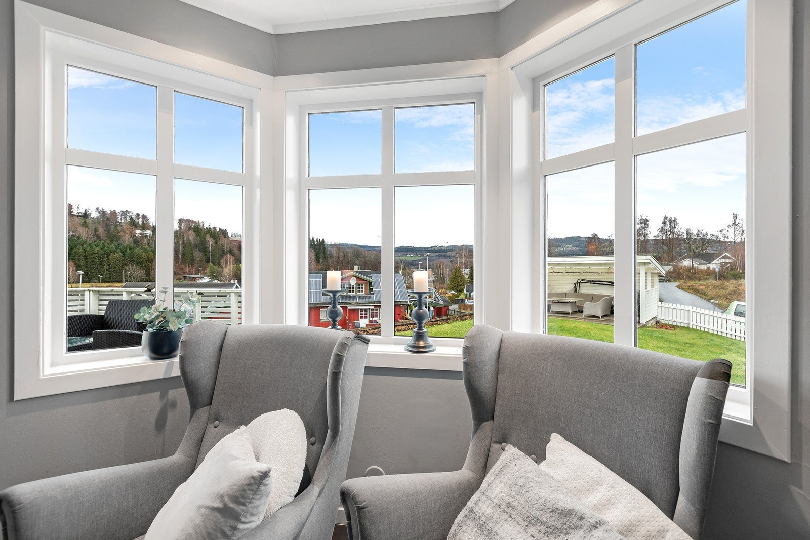 Store vindusflater som slipper inn rikelig med dagslys Galleribilde