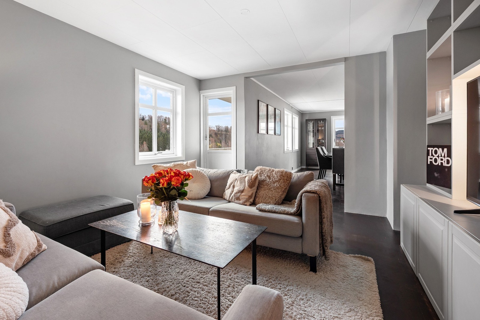 Fra stuen er det også direkte kontakt med spisestue og kjøkken, noe som gir en fin flyt i etasjen. Galleribilde