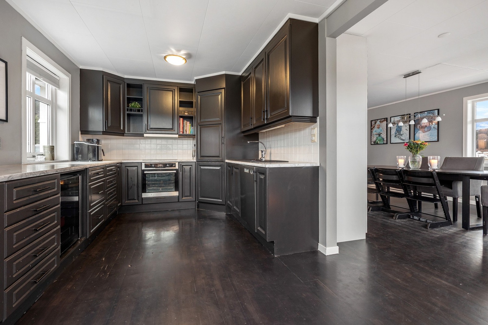 Innredningen består av mørke, klassiske fronter med profilerte dører, som gir rommet et solid og tidløst uttrykk. Galleribilde