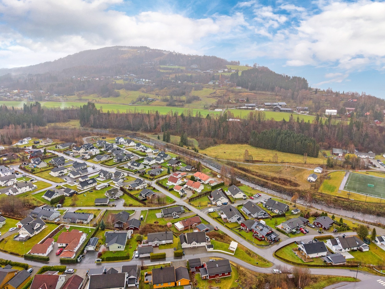 Det er også gode tur- og treningsmuligheter i nærområdet, både sommer og vinter, med lysløype, lekeplasser og store friområder rett utenfor byggefeltet. Galleribilde