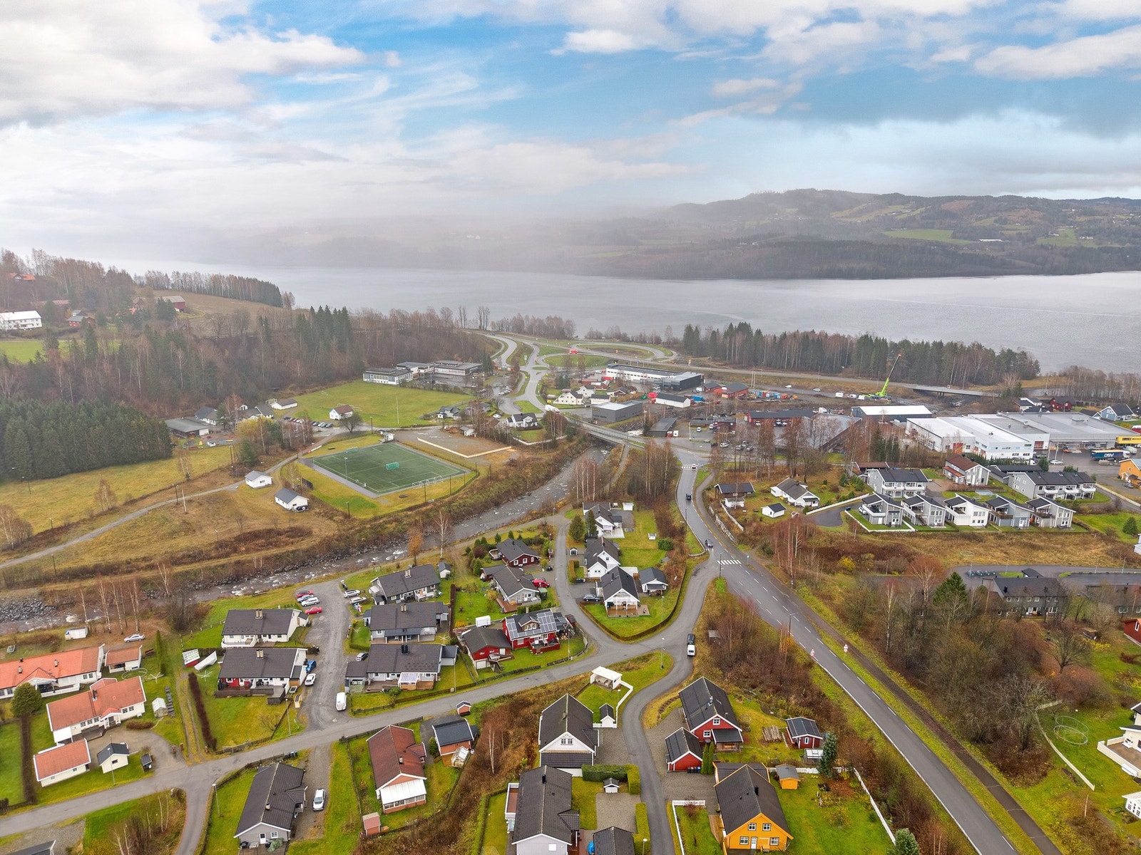 Området er svært barnevennlig og byr på korte avstander til blant annet til barneskole, barnehage, dagligvarebutikk, post, samt idrettsanlegg med både ny kunstgressbane og skøytebane. Galleribilde