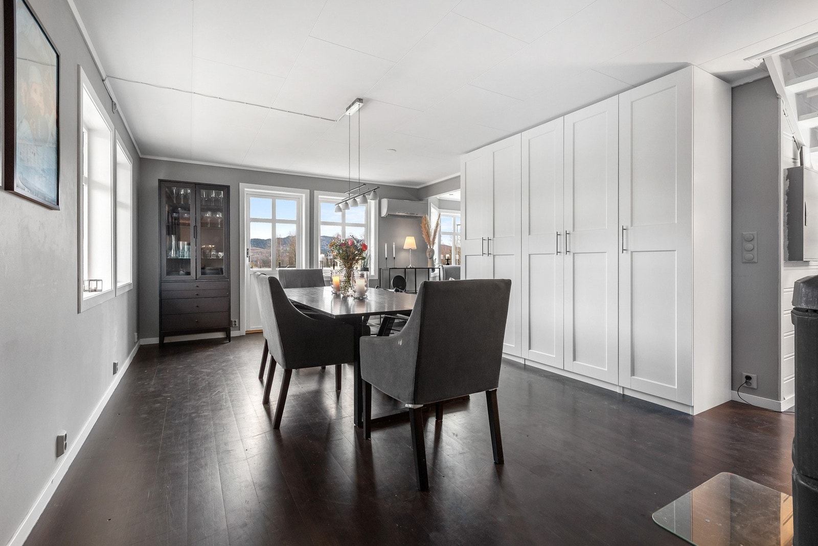 Spisestuen ligger åpent og behagelig i forlengelsen av kjøkkenet. Galleribilde