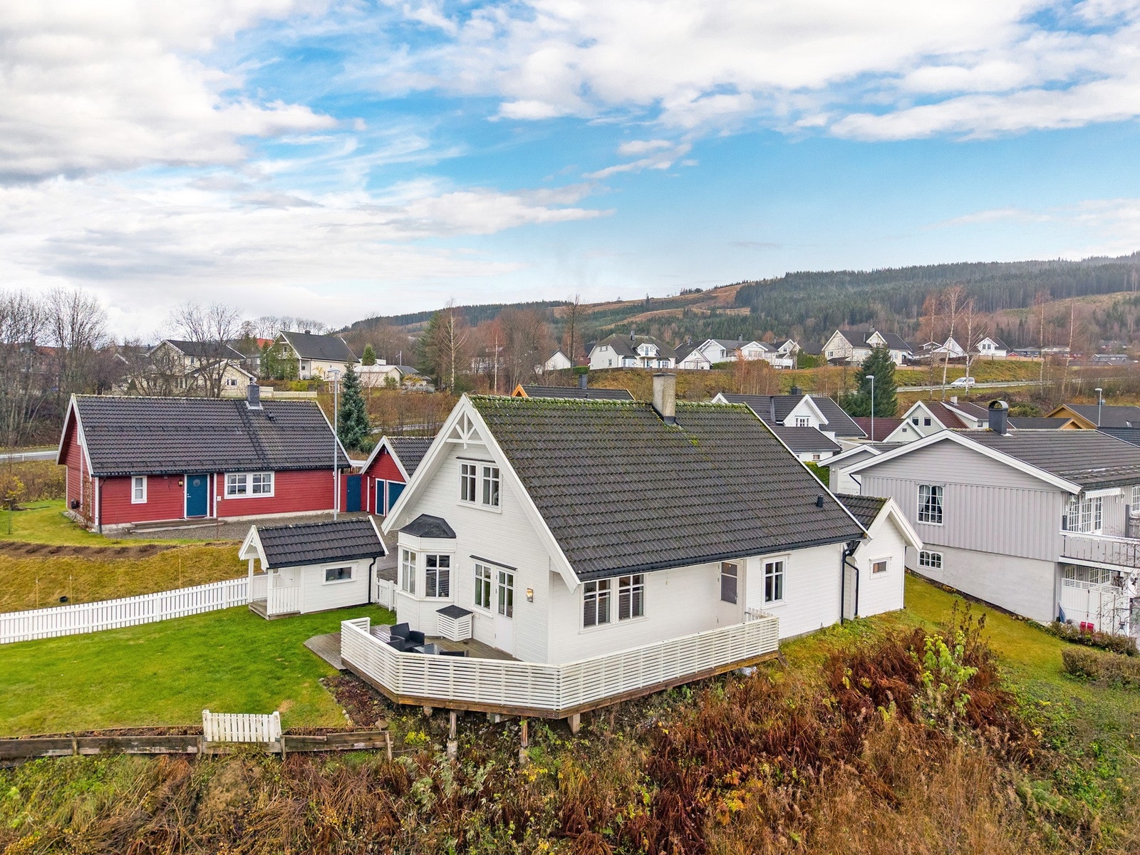 Eiendommen ligger solrikt til i et etablert og populært boligfelt i Vingrom sentrum Galleribilde